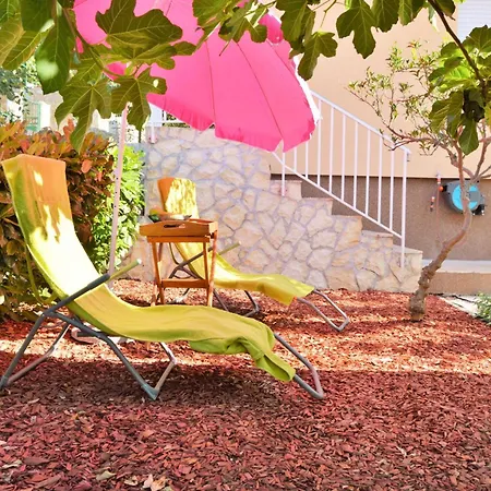 Mit Grill, Terrasse Und Garten