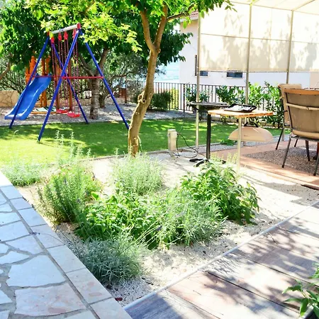 Apartment Mit Grill, Terrasse Und Garten